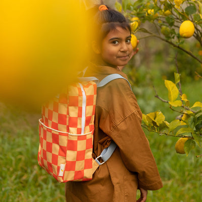 Großer Kinderrucksack "Farmhouse Checkerboard Pear Jam + Ladybird Red"