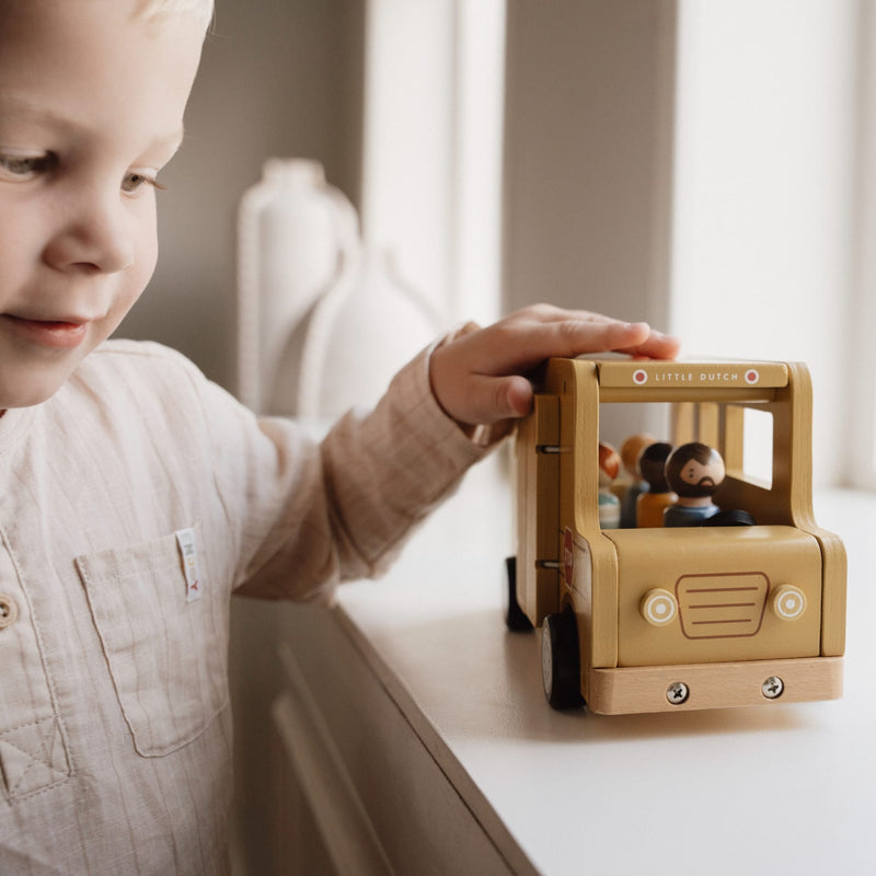 Schulbus aus Holz mit Spielfiguren