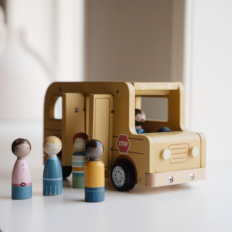 Schulbus aus Holz mit Spielfiguren