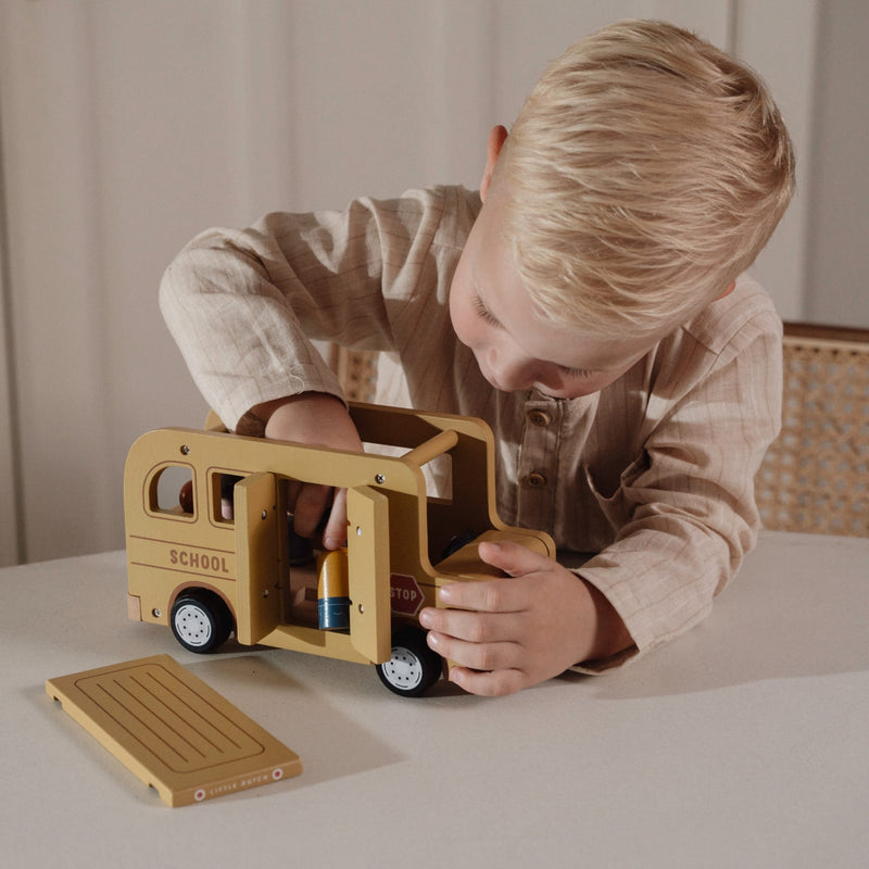 Schulbus aus Holz mit Spielfiguren